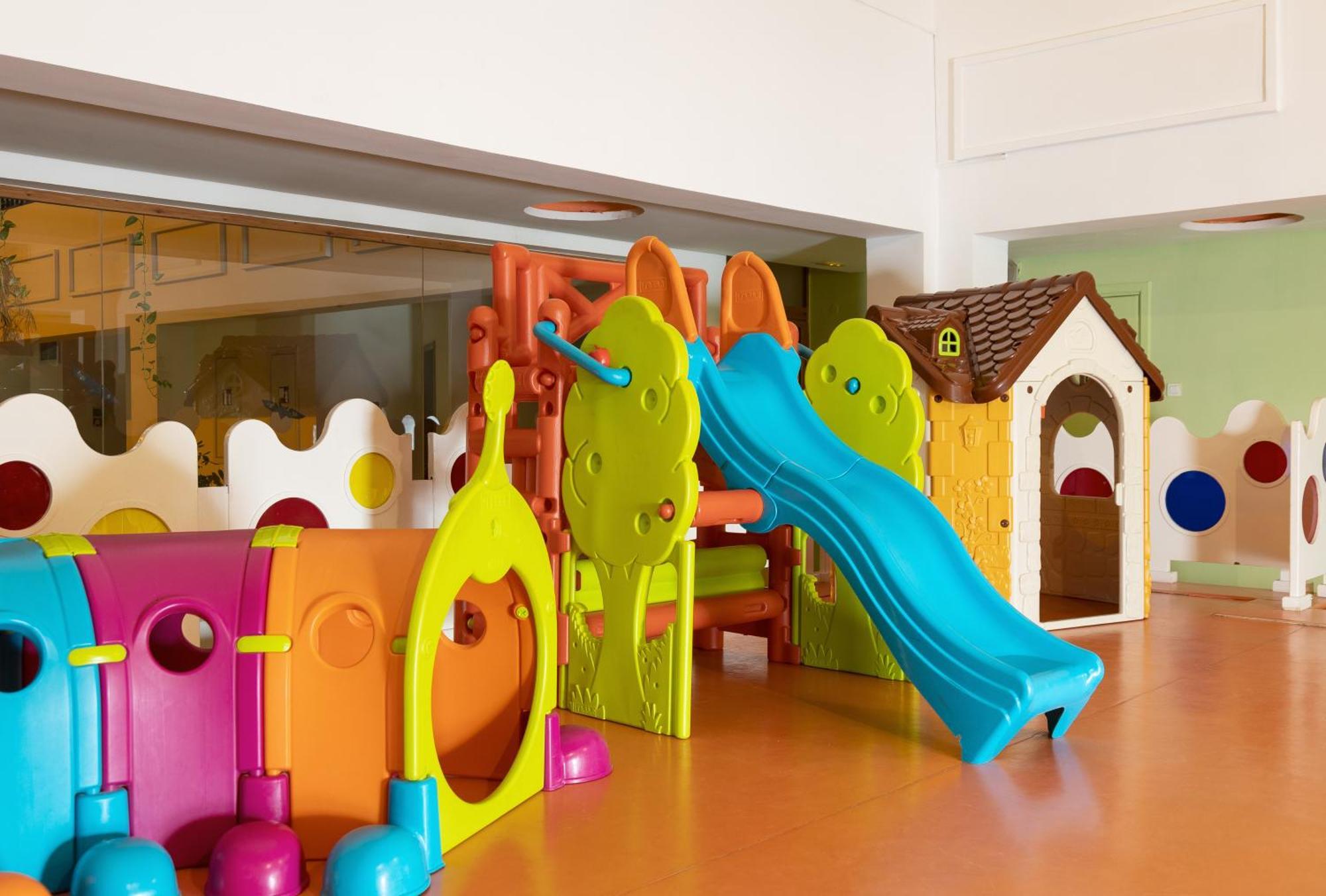 Moevenpick Resort & Marine Spa Susa Esterno foto A slide in a playroom
