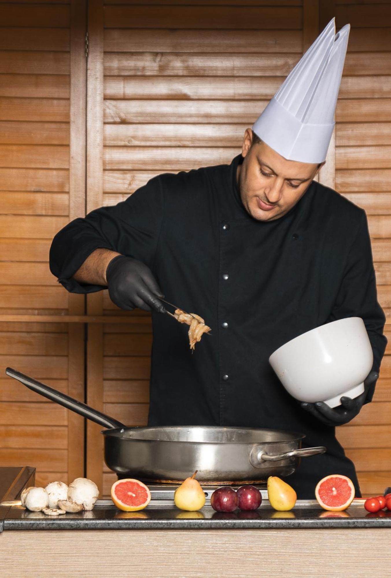 Moevenpick Resort & Marine Spa Susa Esterno foto A chef preparing food
